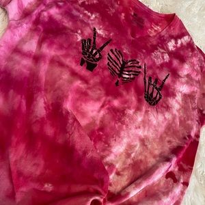 Skully Heart vneck T-shirt.